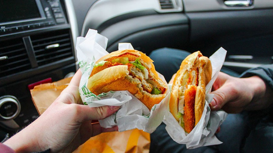 Không ăn các loại thực phẩm có mùi nặng trên xe