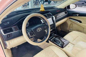 TOYOTA CAMRY 2.0E SX 2018 HỒNG NT KEM.