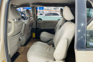 TOYOTA SIENNA 2.7L SX 2010 - NHẬP MỸ