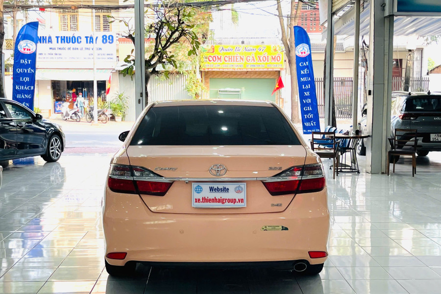 TOYOTA CAMRY 2.0E SX 2018 HỒNG NT KEM.