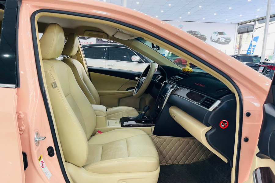 TOYOTA CAMRY 2.0E SX 2018 HỒNG NT KEM.