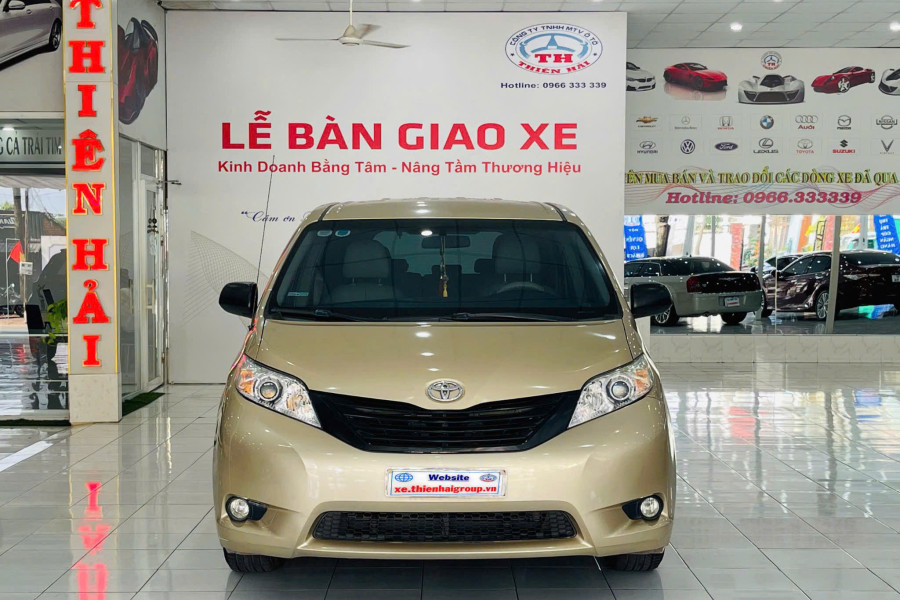 TOYOTA SIENNA 2.7L SX 2010 - NHẬP MỸ